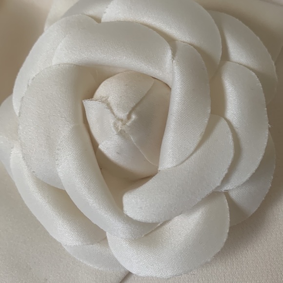 COPY - Cream maxi skirt suit rosette brooch satin notch collar nonwrinkling EUC - Picture 4 of 11